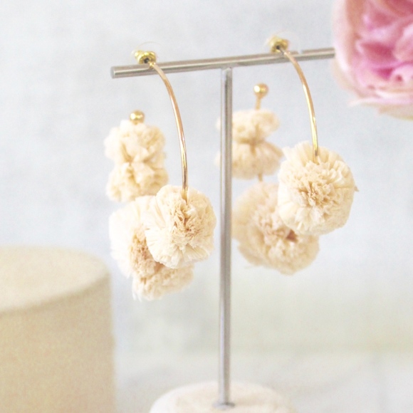 🎉🎉HPX2🎉🎉 Raffia Pom Pom Hoop Earrings Ivory - Picture 6 of 7
